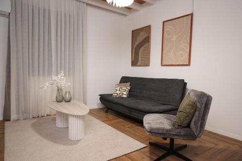 特拉维夫One Apartments TLV的带沙发和椅子的客厅