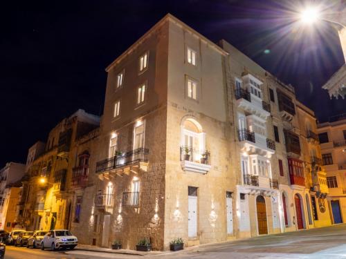 Tòa nhà nơi khách sạn tọa lạc