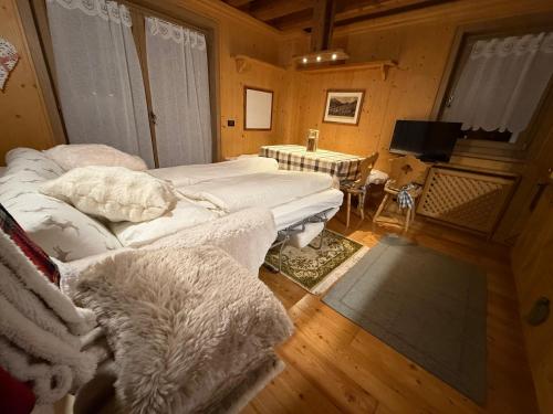 a living room with a white couch and a table at Precumon 8'1 in Arabba