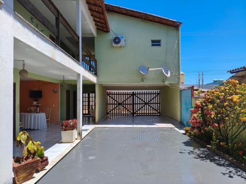 a driveway of a house with a gate at Aquarela Suítes in Piúma