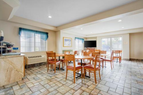 una grande sala da pranzo con tavoli e sedie di SureStay Hotel by Best Western Ukiah a Ukiah