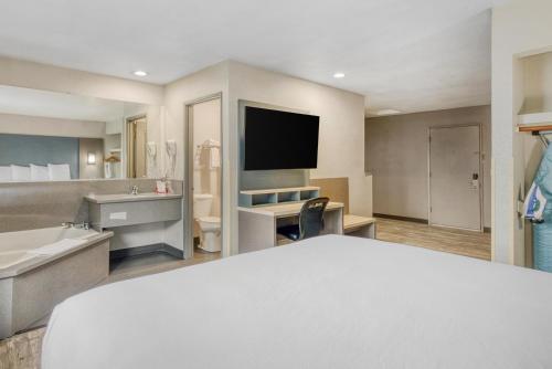 een hotelkamer met een groot bed en een badkamer bij SureStay Hotel by Best Western Ukiah in Ukiah