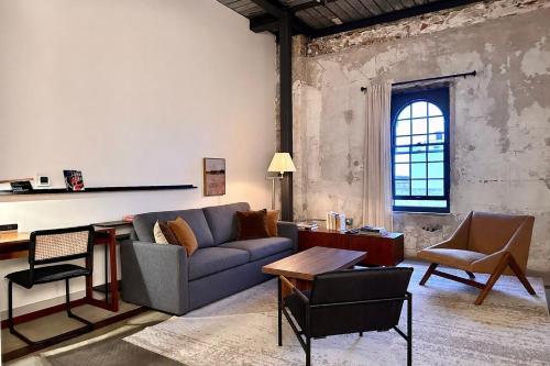 Posezení v ubytování Charming 1BR Near Fiserv with Rooftop, Gym, and Parking