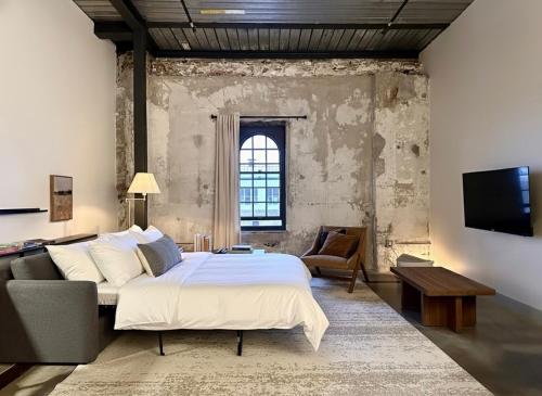 TV a/nebo společenská místnost v ubytování Charming 1BR Near Fiserv with Rooftop, Gym, and Parking