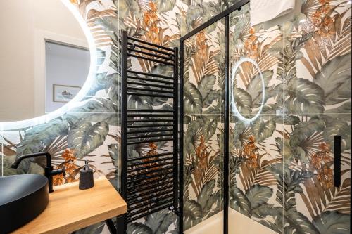 een kamer met een muur met tropisch behang bij FIRENZE Appartamento Coverciano Rayna in Florence