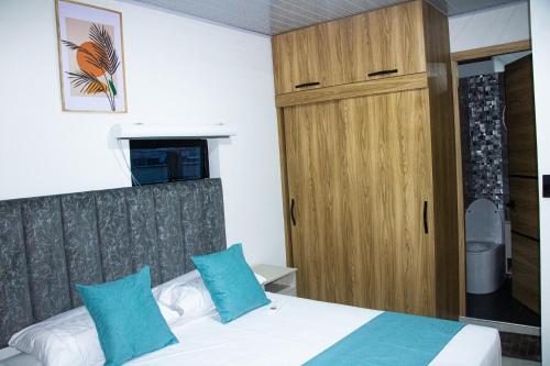 基布多Pura Vida的带床和木柜的卧室