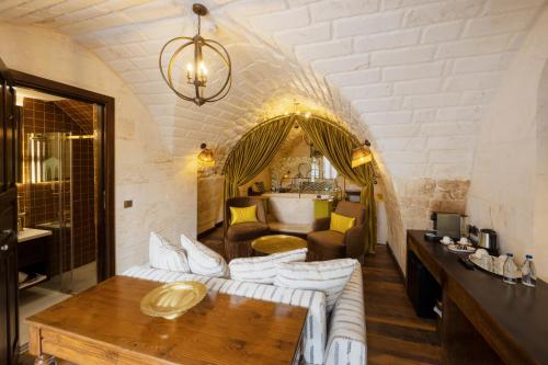 un soggiorno con un divano e un tavolo di Zerzembe Boutique Hotel a Şanlıurfa