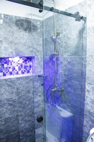 a bathroom with a shower with a glass door at Pura Vida in Quibdó