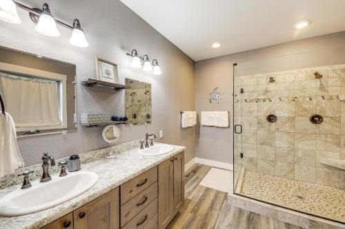 ein Badezimmer mit zwei Waschbecken und einer Dusche in der Unterkunft Deck and Views Scenic Group Getaway in Lakeside! in Lakeside