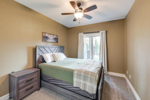 ein Schlafzimmer mit Bett und Deckenventilator in der Unterkunft Deck and Views Scenic Group Getaway in Lakeside! in Lakeside