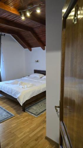 Giường trong phòng chung tại Pensiunea Rozalina