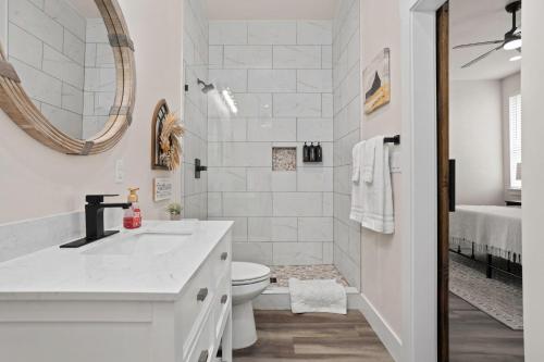 ein weißes Badezimmer mit Waschbecken und Toilette in der Unterkunft Riverscape Townhome A, Just Steps Gruene Hall in Gruene