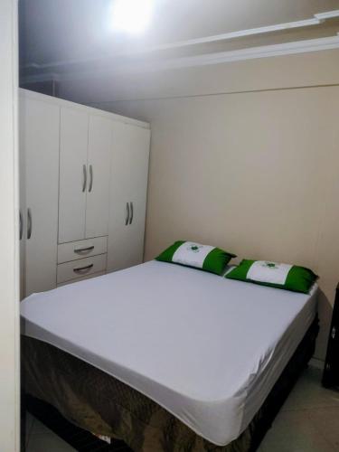 En eller flere senge i et værelse på Flat confortável