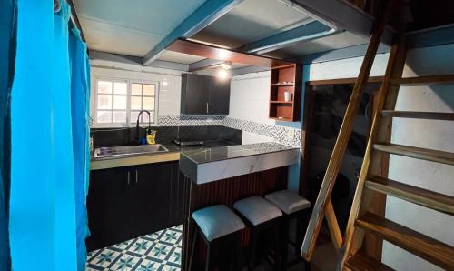 eine kleine Küche mit Spüle und Herd in der Unterkunft MARIBAO in Playas