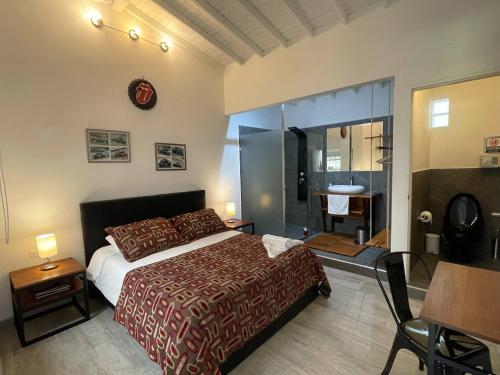 een slaapkamer met een groot bed en een badkamer bij Hotel Casa Azul Jardín in Jardin