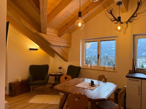 une salle à manger avec une table et des chaises en bois dans l'établissement amKampl-Ferienwohnung, à Radling