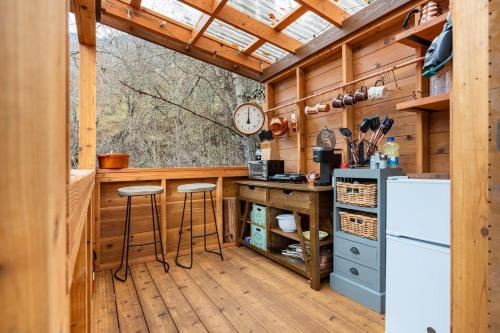 eine Küche mit Theke und Kühlschrank in der Unterkunft Creek-side Retreat - Glamping in The Dalles