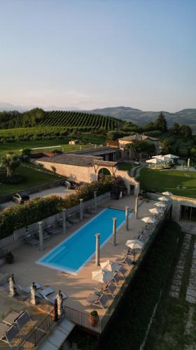 een luchtzicht op een resort met een zwembad en stoelen bij Tenuta Le Cave in Tregnago
