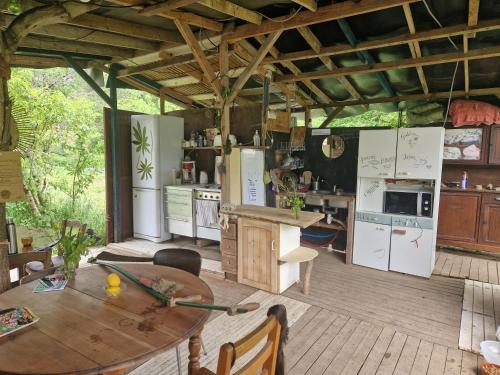 Kuchyň nebo kuchyňský kout v ubytování Tente en permaculture pirate