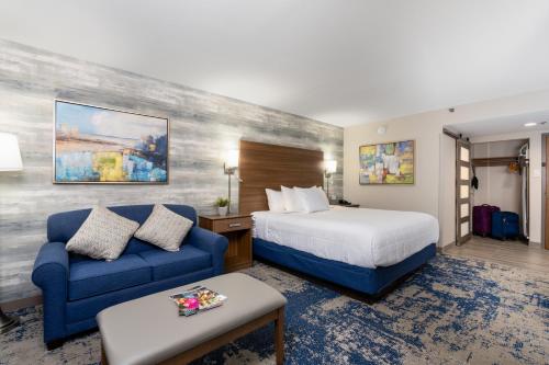 una camera d'albergo con un letto e un divano blu di MCM Elegante Hotel a Odessa