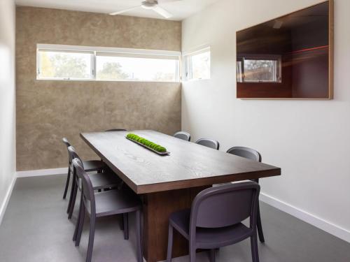 Frame Hotel - SoCo في أوستن: غرفة طعام بها طاولة وكراسي