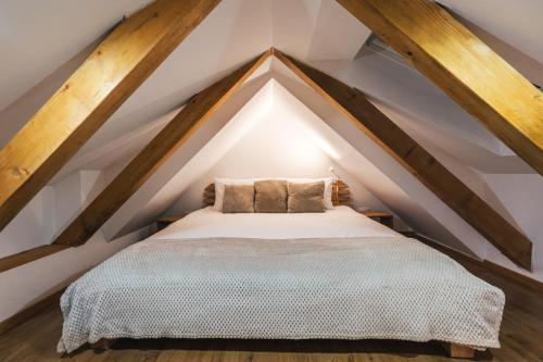 克拉尼斯卡戈拉Podlipnik Apartments的阁楼卧室配有一张床