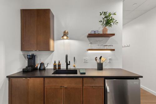 una cucina con un lavello e un piano di lavoro di The Optimist Guesthouse | 4 a Camden