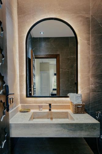 a bathroom with a sink and a large mirror at Romilli atlas in Sbiti