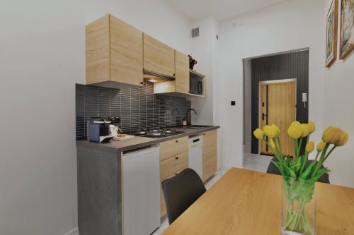 een keuken met houten kasten en een houten tafel bij MonjAna Premium Rynek in Wrocław