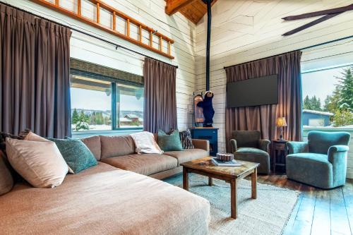 Posezení v ubytování Upscale Designer Log Cabin Cozy Hot Tub Firepit