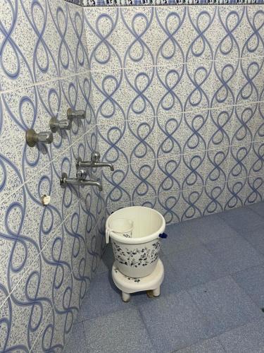 bagno con servizi igienici all'angolo di un muro di Atulyam villa near Lucknow junction a Lucknow