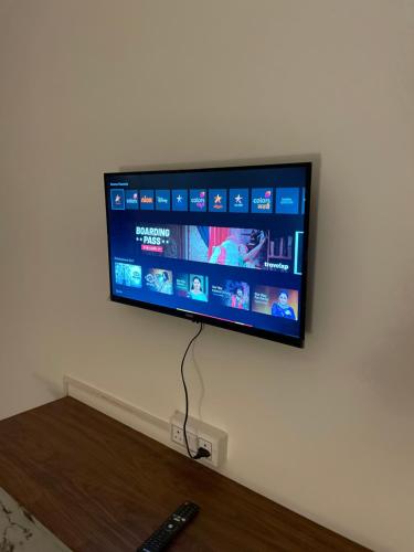 una TV a schermo piatto appesa a una parete di Atulyam villa near Lucknow junction a Lucknow