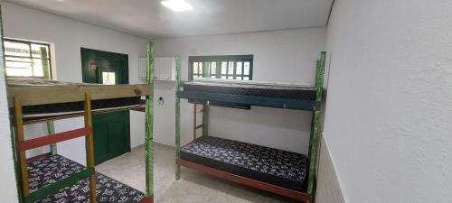En eller flere senge i et værelse på Hostel33 brazil praia