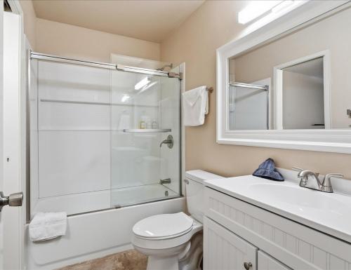 une salle de bains avec douche, toilettes et lavabo dans l'établissement Casa Cortez C, à Visalia
