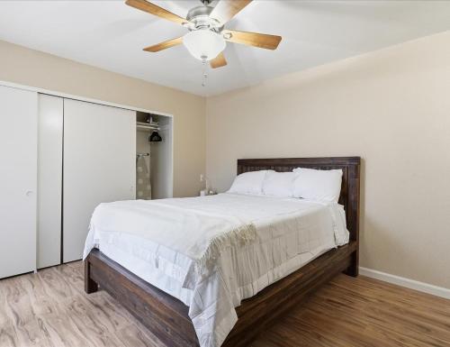 une chambre avec un lit avec un ventilateur de plafond dans l'établissement Casa Cortez C, à Visalia