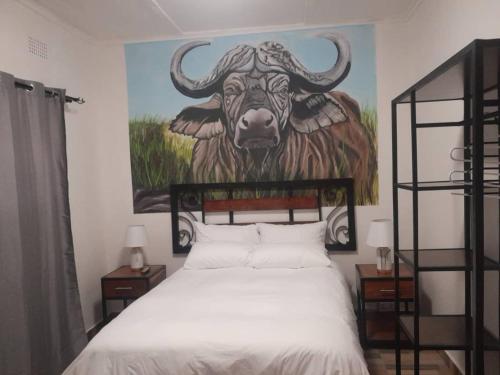 Giường trong phòng chung tại Larry's Lodge