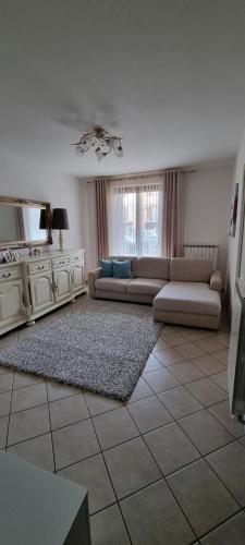 een woonkamer met een bank en een tafel bij Luminoso e accogliente in Cortona