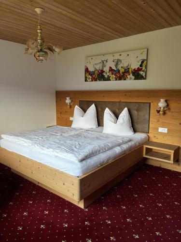 En eller flere senge i et værelse på Landhaus Geisler