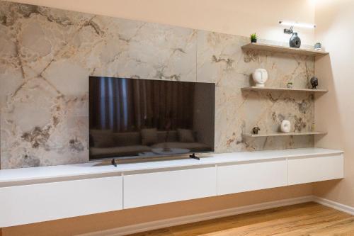 Et tv og/eller underholdning på Luxury Couple Apartments with Balcony