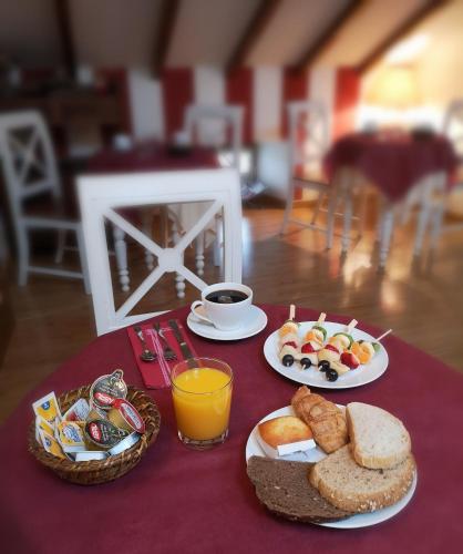 een tafel met twee borden eten en een kop koffie bij Posada Cicero in Cicero