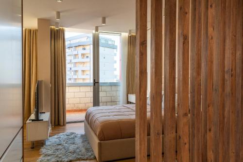 En eller flere senge i et værelse på Luxury Couple Apartments with Balcony