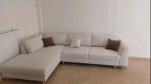 a white couch with two pillows in a living room at Searea House in Perea