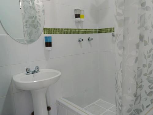 Phòng tắm tại Tikva Hotel