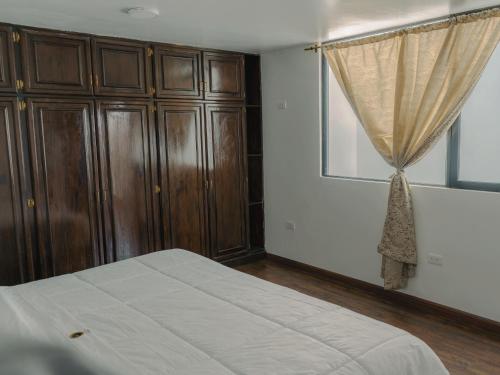 Giường trong phòng chung tại Tikva Hotel