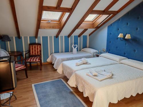 een kamer met 2 bedden en een tv. bij Posada Cicero in Cicero