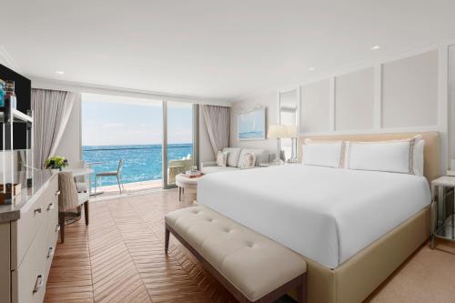 Giường trong phòng chung tại Surf & Sand Laguna Beach