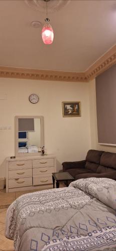 En eller flere senge i et værelse på Sharif Apartments