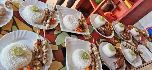 eine Gruppe von Lebensmittelplatten auf einem Tisch in der Unterkunft La Cabane Rasta - Mar Lodj in Mar Lodj