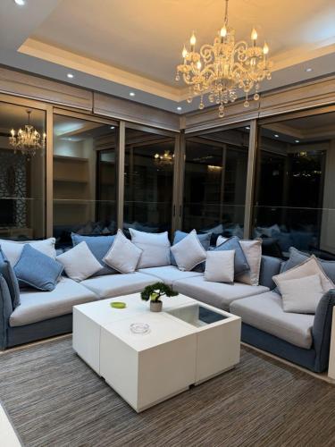 2BR Van Dyck Apartment with Stunning Sea View