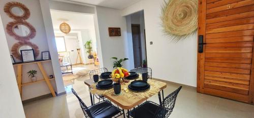 einen Esstisch mit einer Obstschale darauf in der Unterkunft Happiness Apartment in Ouarzazate